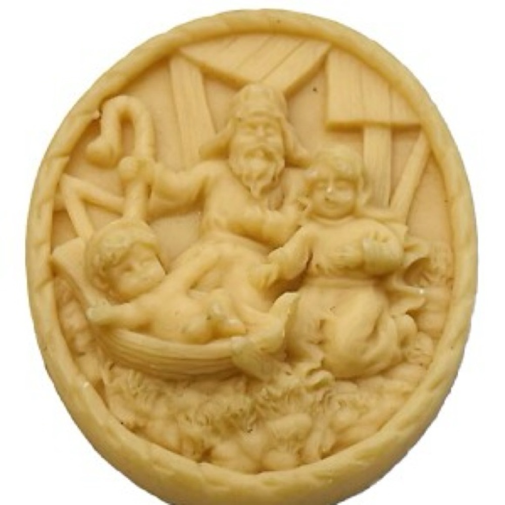 Jesus in the Manger Christmas Nativity vintage carved resin brooch
